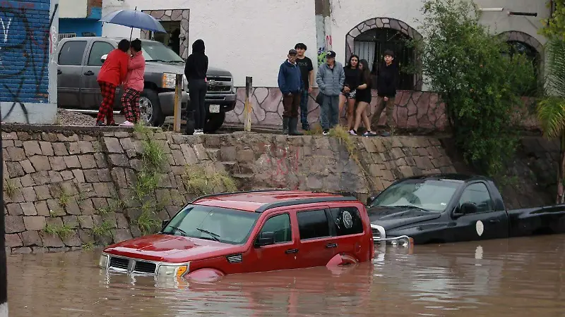 Intensas lluvias provocan inundación en el bulevar Primo de Verdad de la ciudad de Durango 